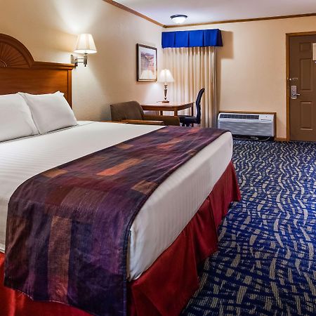 Surestay By Best Western Kansas City Country Inn North Экстерьер фото